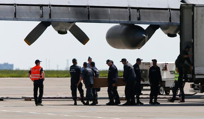 部分MH17坠机遇难者遗体抵达哈尔科夫机场
