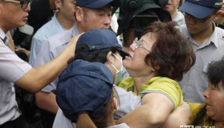 台湾空难死者母亲认尸遭阻 当场咬舌抗议