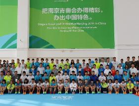 习近平到南京看望青奥会中国体育代表团