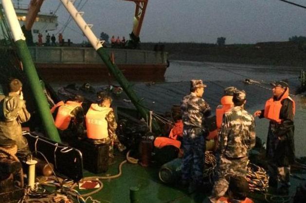 “东方之星”沉船现场 救援人员夜间持续搜救