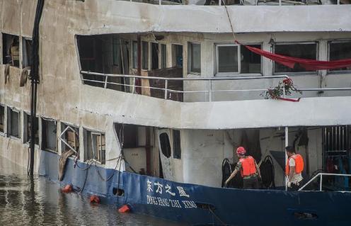 “东方之星”客船整体打捞出水 搜救人员进舱作业