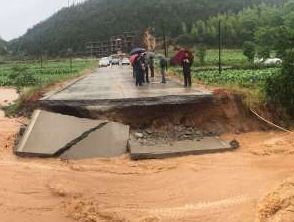 泰宁小均村桥梁被洪水冲毁 武警官兵救援遇阻