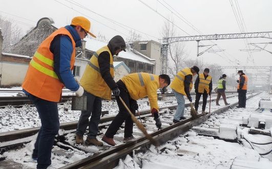 安徽：铁路人“战风雪” 保障春运安全
