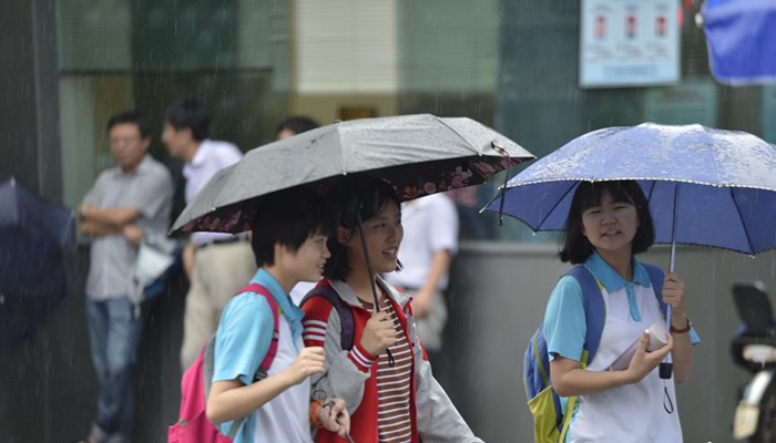 中考6月22日开考 福州考点为考生提供防雨用具等服务