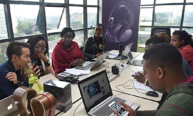 （国际·中非合作论坛·图文互动）（1）他把耳机卖到肯尼亚总统府——记在非洲当创客的中国青年刘鹏