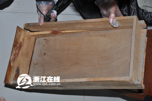 砸坏的抽屉上留有血迹