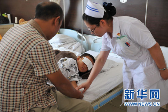 9月2日，山西省眼科医院医务人员在为郭某做检查。