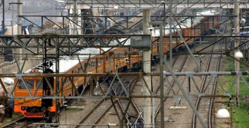 印尼列车与卡车相撞事故死亡人数升至7人（图）