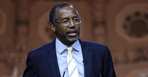 资料图：共和党参选者、美国知名神经外科医生本·卡森是好莱坞电影《天才之手：本 卡森的故事》的主角原型。