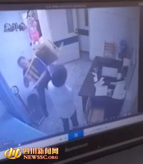 成都一男子要求注射狂犬疫苗遭拒抡椅砸医生（图）
