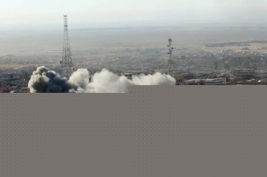 当地时间11月12日，伊拉克北部重镇辛贾尔，库尔德自治区武装在以美国主导的“国际联盟”空中支援下，突破了“伊斯兰国”武装分子设在辛贾尔外围的防线。目前，库尔德装甲部队正密集轰炸辛贾尔镇内“伊斯兰国”武装的防守阵地。