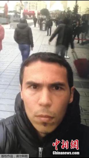 当地时间1月2日，土耳其夜总会恐袭事件嫌疑犯照片曝光。当地时间1月1日凌晨，一名枪手闯入伊斯坦布尔的“雷纳”(Reina)夜总会开枪狂射，造成至少39人死亡，69人受伤，其中四人伤势严重。