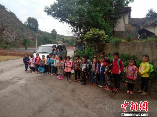 云南富源一幼儿园“临时校车”严重超载7座挤25人