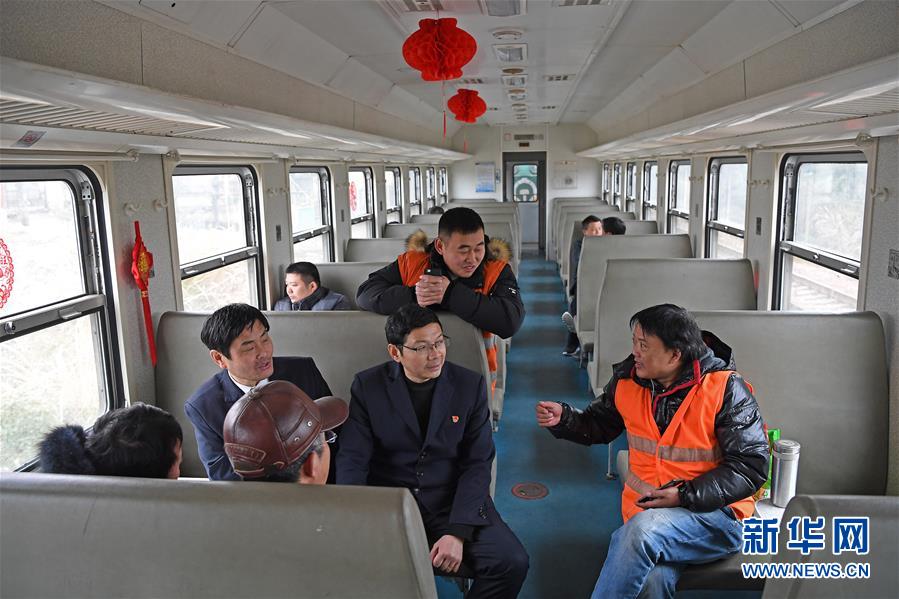 (社会)(2)“绿皮”小火车 温暖工作路