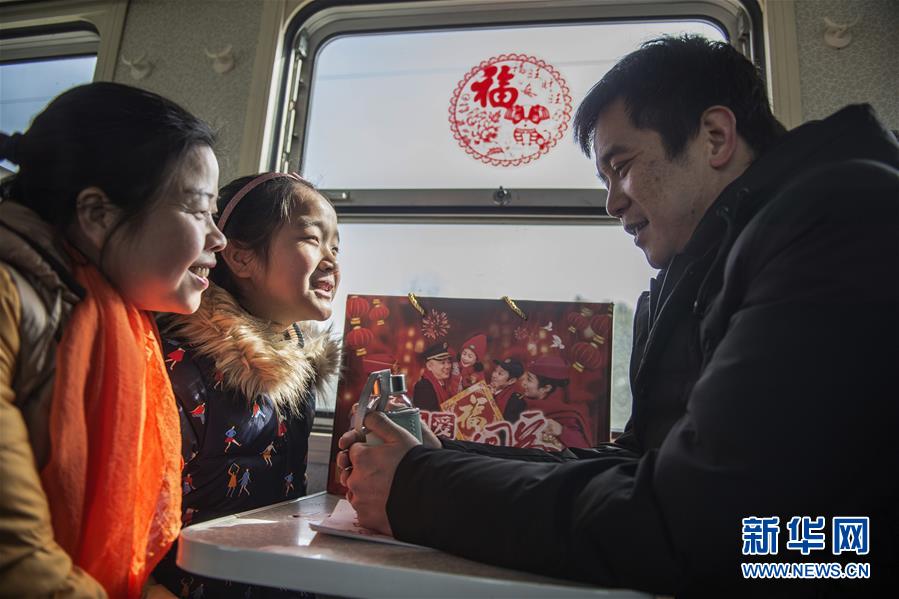 (社会)(4)“绿皮”小火车 温暖工作路