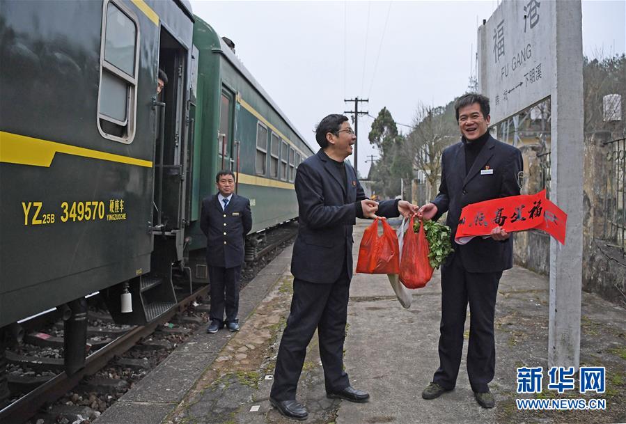 (社会)(5)“绿皮”小火车 温暖工作路