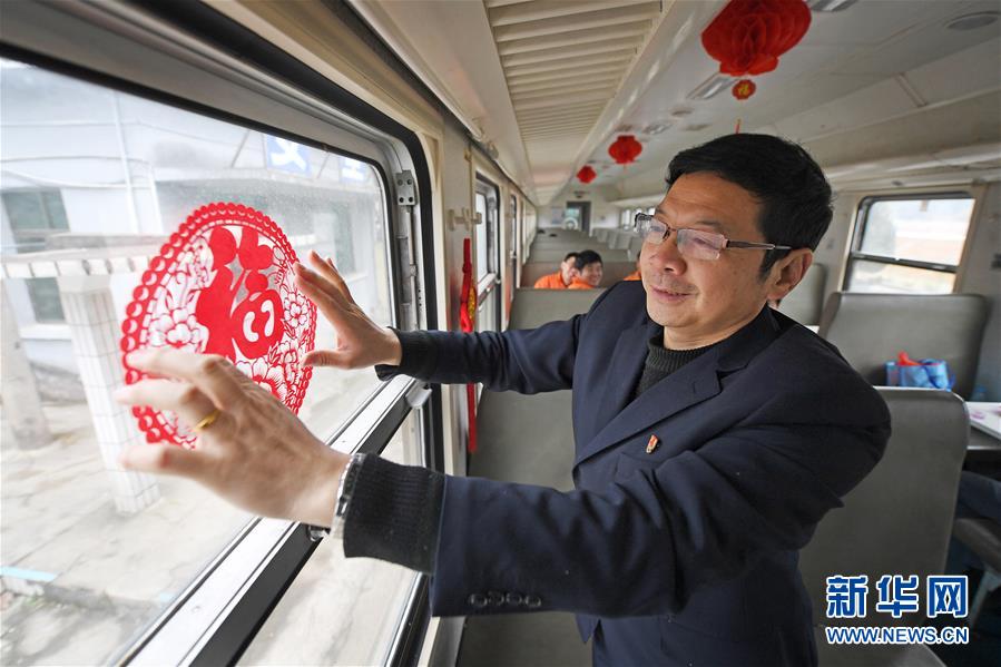 (社会)(6)“绿皮”小火车 温暖工作路