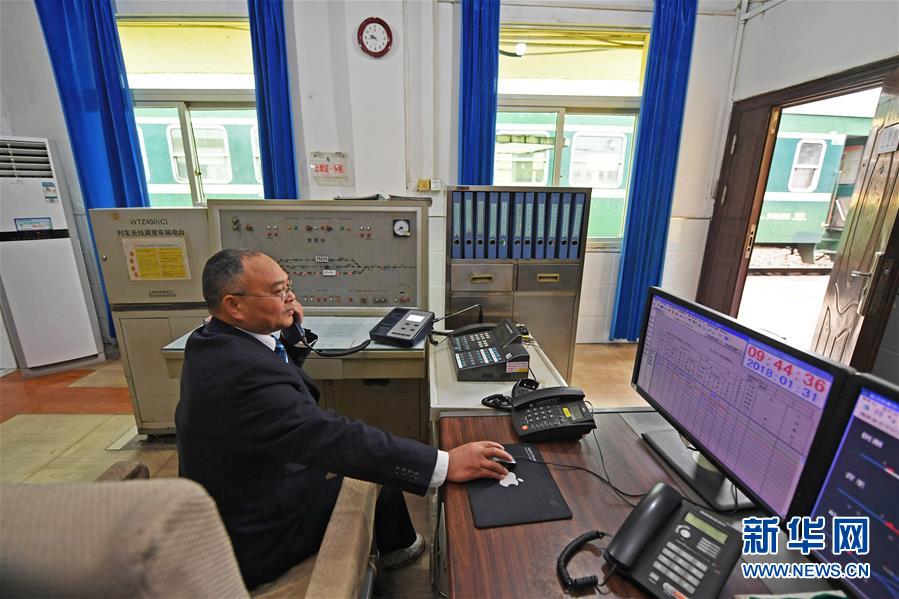 (社会)(7)“绿皮”小火车 温暖工作路