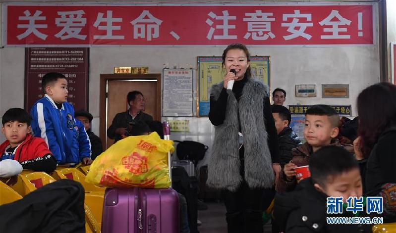 （新华网）（1）广西融水：“快闪”宣传文明乘车