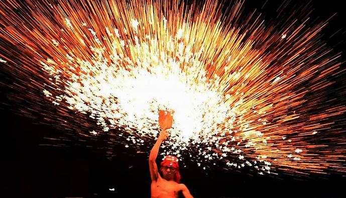 （社会）（1）“火龙钢花”闹新春