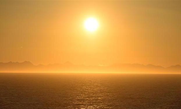 （新华视界）（1）“天恩”轮上看夕阳