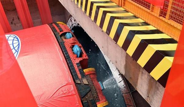 （图文互动）（2）国内设计时速最快的地铁线首台盾构始发