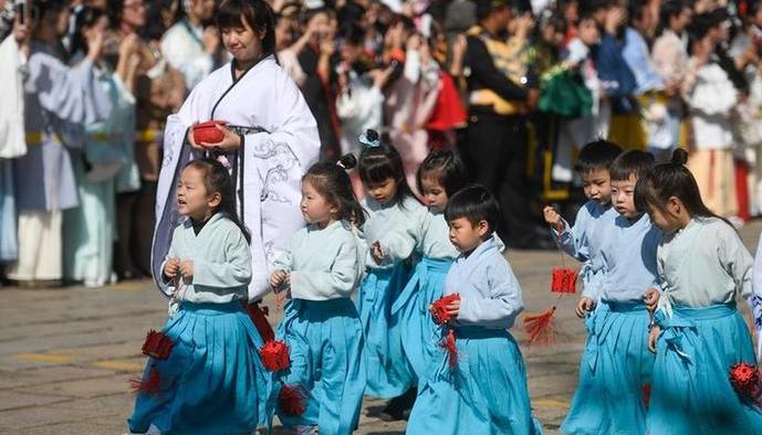 （社会）（1）江南古镇上演中国传统服饰“秀”