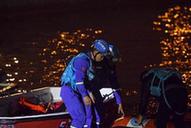 （重庆公交车坠江事故·图文互动）（1）夜幕降临，重庆万州公交客车坠江事故救援工作仍在进行中