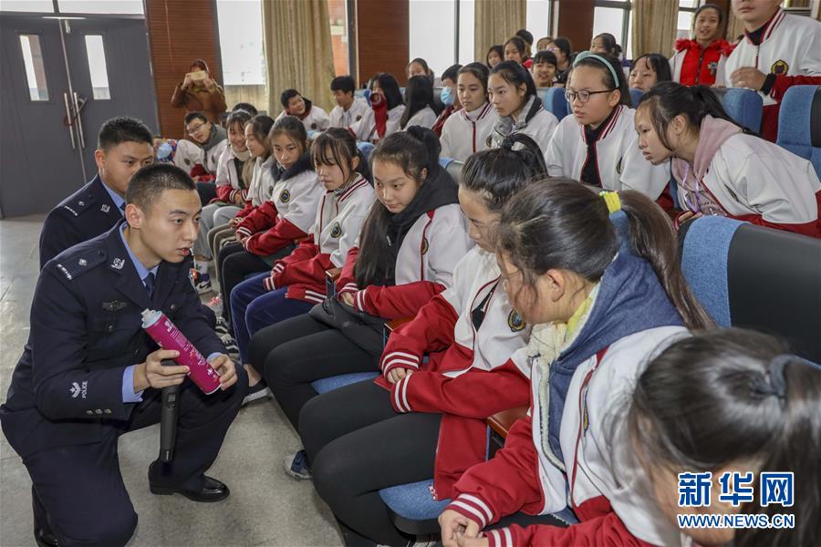 （新华网）（1）重庆：安全出行进校园 铁路警察来支招