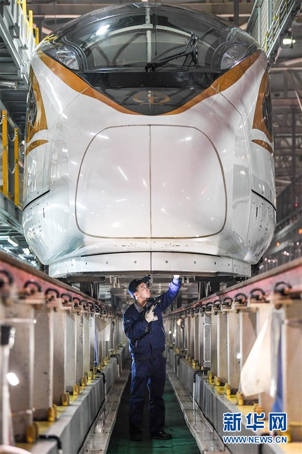 （关注春运）（1）春运中的“守夜人”