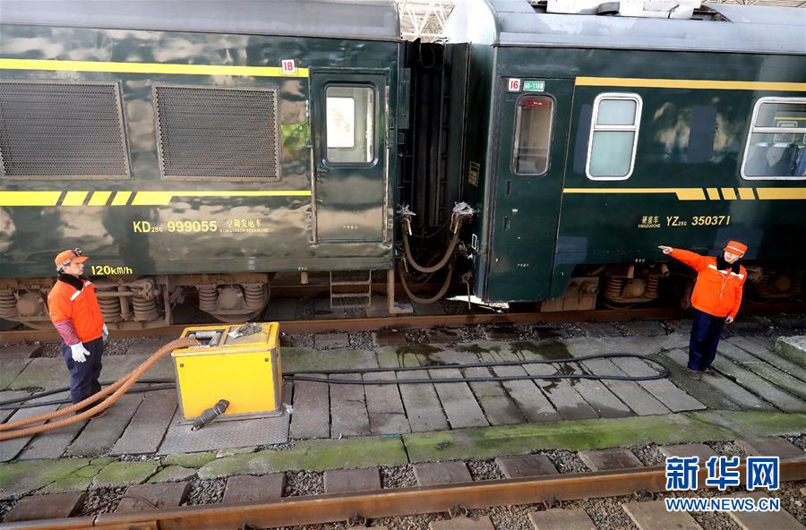 （关注春运）（2）列车卸污工：用辛苦换来洁净