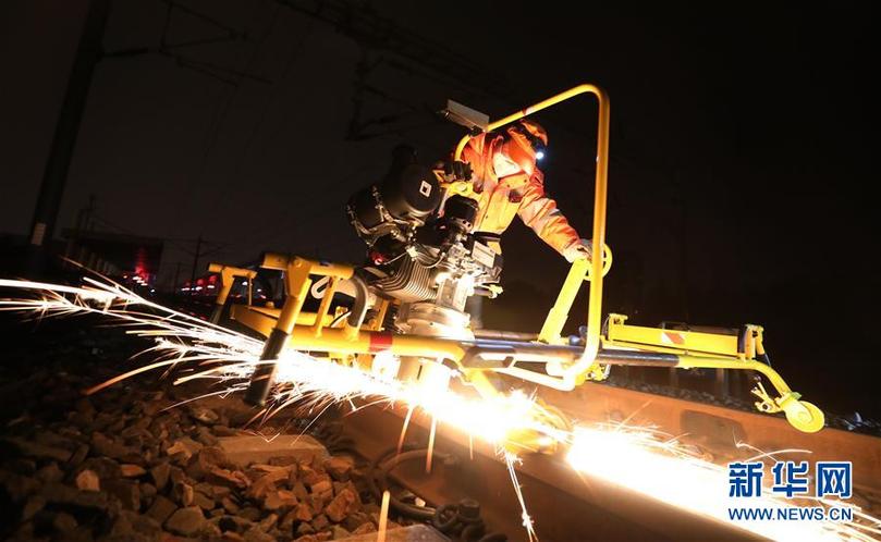 (关注春运)(2)微光中的坚守 只为安全回家路