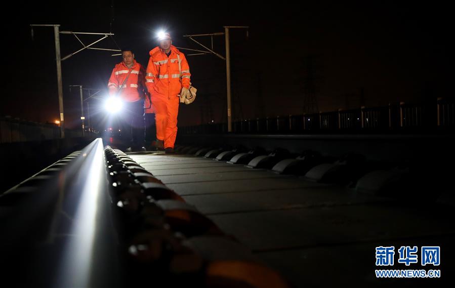 (关注春运)(7)微光中的坚守 只为安全回家路