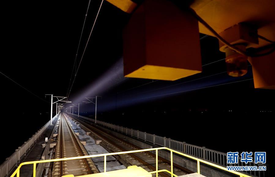 (关注春运)(3)微光中的坚守 只为安全回家路