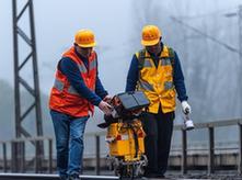 （新春走基层）（1）坚守岗位的“轨道医生”