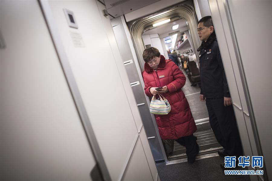 （新春走基层·图片故事）（2）带上好菜来看你