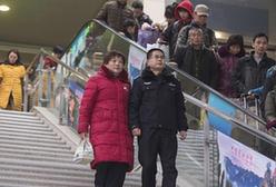 （新春走基层·图片故事）（1）带上好菜来看你