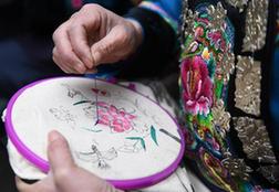 （社会）（2）湖南湘西：苗族手工艺助脱贫