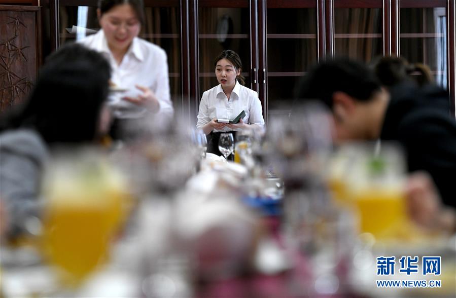 （教育）（1）学生和外教一起开“西餐厅”