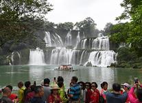 （社会）（1）广西：德天瀑布迎客来