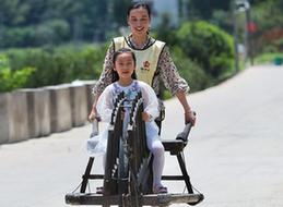 （社会）（1）假日里的的乡村趣味“泥巴节”