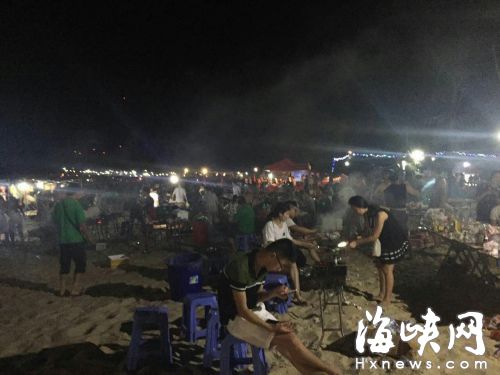 平潭坛南湾沙滩游客爆满　“蓝眼泪”美景却不见