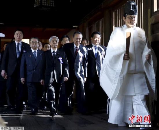 资料图：今年春季大祭时，一批日本议员抵达靖国神社进行参拜。