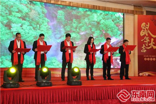 配乐诗朗诵送新春祝福 刘惠萍 摄.jpg