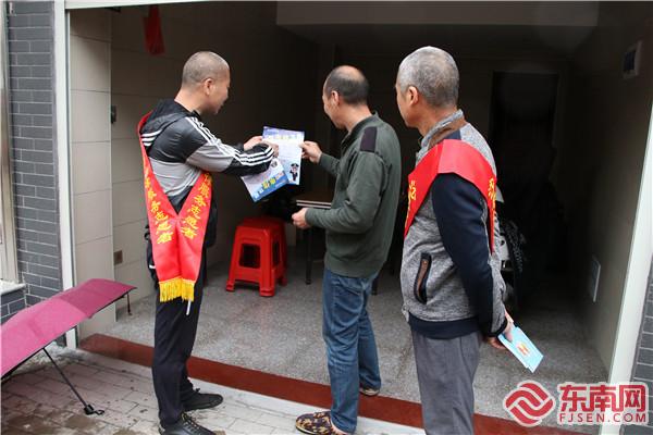 古县村普法志愿者入户宣传防电信网络诈骗法律知识 沙县司法局 杨轶拍摄.jpg