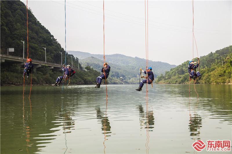 5名山地组训练队员下降到离河面1米高度。2.jpg
