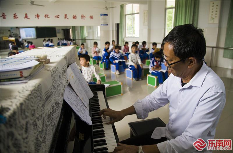 音乐老师在音乐教室上课。董观生摄.jpg