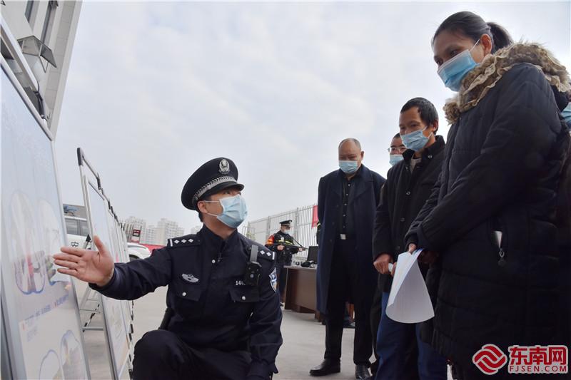 民警向参观群众开展铁路安全知识宣传  胡俊 摄.jpg