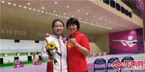 夺冠后黄文红与姜冉馨 合影.jpg