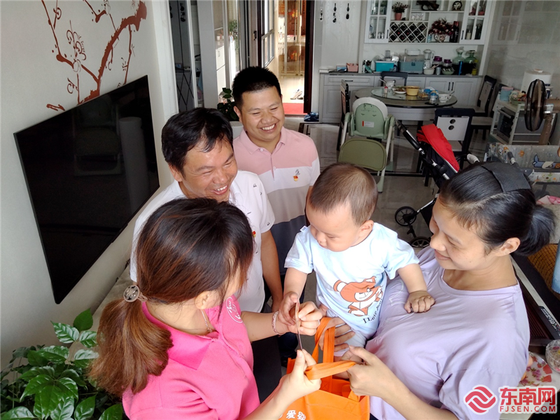 宁化县爱婴堡母婴有限公司负责人走访慰问退役军人家属，为她们送上了《孕妈专享三喜卡》和慰问品，耐心宣传母婴保健知识。（拍摄者 张尚平）.png